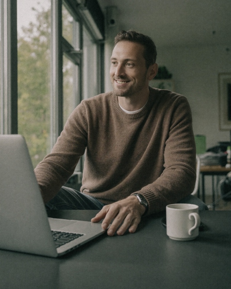 Bernd Leitsoni am Laptop im Büro